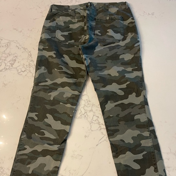 Old Navy pixie style camo pant - Picture 3 of 7